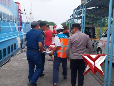 Anggota Polsek Kawasan Bantu penumpang kapal yang sakit HADIR BERBUAT BERMANFAAT