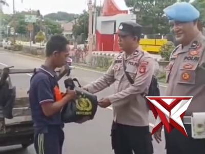Personil Polsek Sekayu Melaksanakan Jumat Berkah Di Jalan Sekayu - PoliceTube