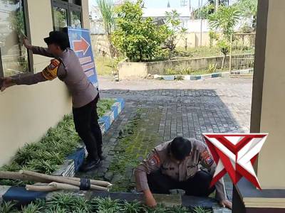 ANGGOTA POLSEK SUMBERSUKO LAKSANAKAN GERAKAN NASIONAL INDONESIA ASRI DI MAKO POLSEK