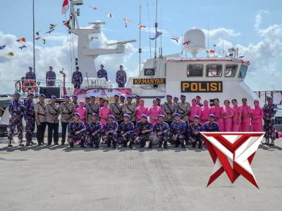 UPACARA TABUR BUNGA DI LAUT DALAM RANGKA HUT KE 75 POLAIRUD - PoliceTube