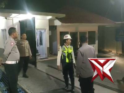 Patroli pemukiman penduduk - PoliceTube