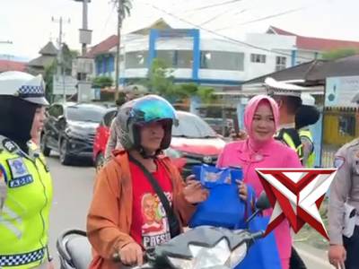 bagi takjil pers sat lantas polres pagaralam