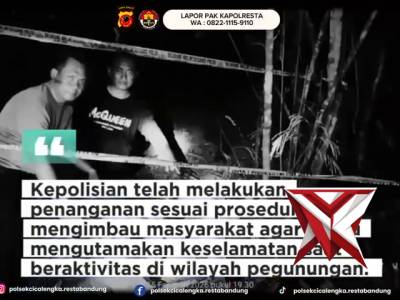 Personel Polsek Cicalengka melaksanakan evakuasi terhadap seorang warga yang ditemukan meninggal