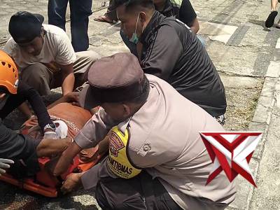 Anggota piket mendatangi TKP Laka - PoliceTube