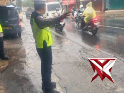 Poros Pagi di Simpang 4 Bangsri - PoliceTube