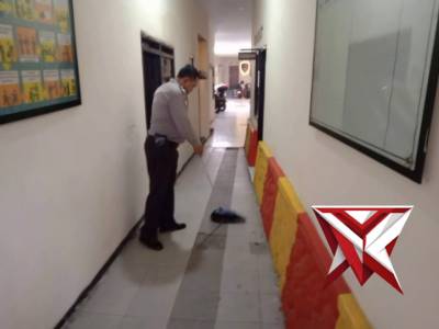 Menjaga kebersihan kantor