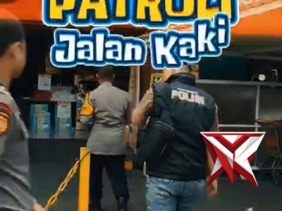 Polsek Katapang melaksanakan patroli jalan kaki ke pusat perbelanjaan di wilayah Kecamatan Katapang
