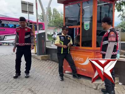 Personel Sat Samapta Polres Batu melaksanakan patroli dialogis di sejumlah titik rawan guna menganti