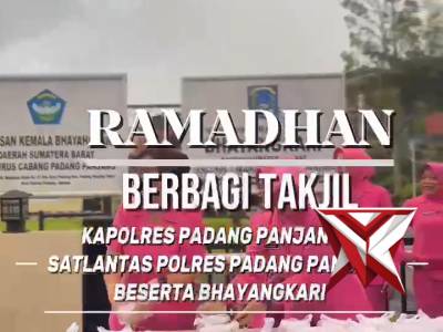 Bagi takjil Kapolres Padang Panjang