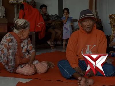 Kapolres Jembrana bersama personel turun langsung membantu evakuasi warga terdampak banjir