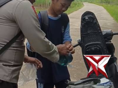 Aipda Pitoyo membantu anak sekolah kehabisan bensin bhabinkamtibmas Polsek belitang 3