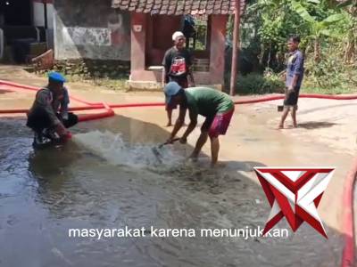 TNI polri Polsek Ciwaru hadir di tengah2 masyarakat bantu bersihkan tanah bekas longsor - PoliceTube
