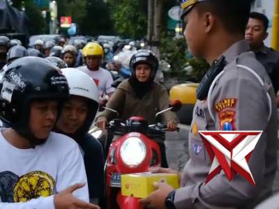 Polres kediri berbagi takjil - PoliceTube