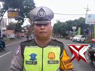 Personil Lalu Lintas Polsek Lawang Aiptu Dinar Menyampaikan live report Pagi hari di Kec. Lawang - PoliceTube