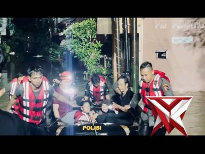 Personel SAR Detasemen Perintis Korsabhara Baharkam Polri Evakuasi Warga Terdampak Banjir di Bekasi