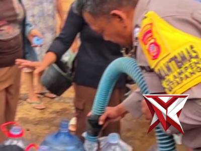 Bhabinkamtibmas Cilampeni dan Dinas PU Salurkan Air Bersih untuk Warga Terdampak Banjir