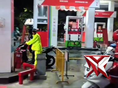 Patroli Polsek Jambangan di SPBU Sampaikan Pesan Kamtibmas Antisipasi Curanmor - PoliceTube