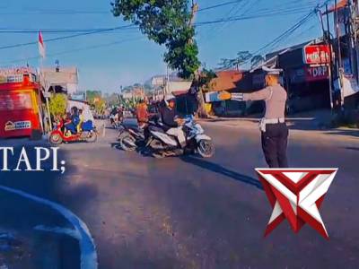 Personel Polsek Akbiluru Lakukan Pengaturan Arus Lalu Lintas - PoliceTube