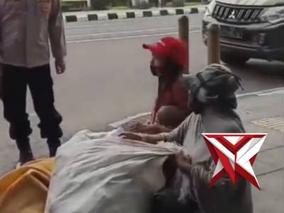 Personil Polsek Sekayu Melaksanakan Jumat Berkah Di Jalan Sekayu - PoliceTube