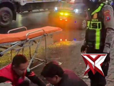 Anggota Satlantas Polresta Sidoarjo melaksanakan evakuasi laka lantas - PoliceTube