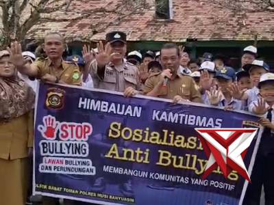Polisi Hadir menjadi pembina upacara di Smp N 2 Lawang Wetan - PoliceTube