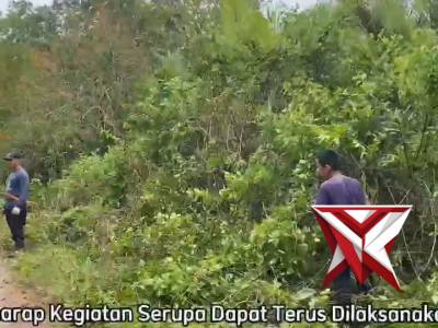 Kegiatan gotongroyong pembersihan - PoliceTube