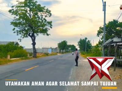 Patroli polsek tlanakan melaksanakan pamturlalin di jalan raya ambat - PoliceTube