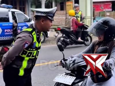 Valentine gak harus sama pacar, sama Pak Polisi juga bisa romantis kok! - PoliceTube