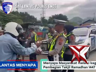 ?Sapa Warga di Jalan, Satlantas Polres Ende Bagikan 100 Paket Takjil untuk Ojek dan Pejalan Kaki - PoliceTube