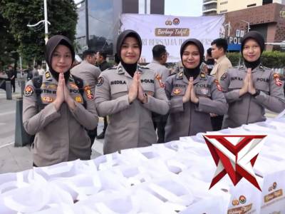 Susana kebersamaan jelang berbuka puasa didepan mabes polri