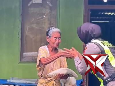 Ramadan Berbagi, Polres Trenggalek Salurkan Puluhan Bantuan Sembako kepada Warga