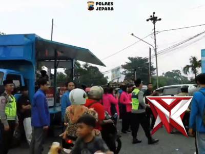 Bagi - Bagi Takjil, Polres Jepara Hadirkan Mobil Dapur Umum. takjilPolresjeparaRamadhanj - PoliceTube