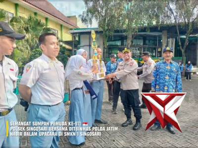 Pembina upacara Polsek Singosari - PoliceTube