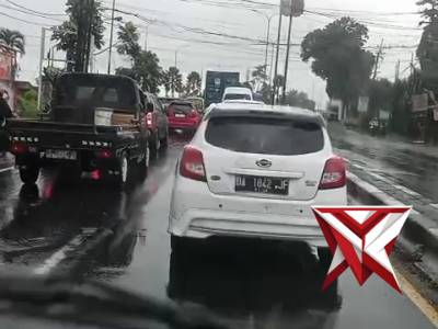 Personil Lalu Lintas Polsek Lawang Polres Malang datangi TKP adanya truck yang mogok dan Gatur lalin