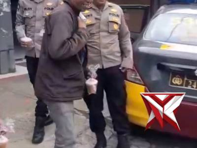 Ramadhan Prima Penuh Berkah. Polsek Baros Bagi -bagi Takjil