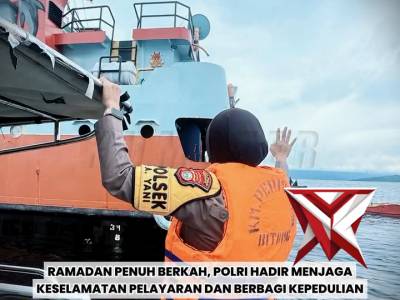 Kapolsek Kawasan Pelabuhan Ahmad Yani melaksanakan patroli laut dan pembagian takjil - PoliceTube