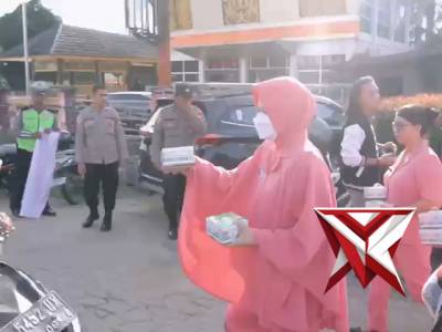 Ramadan Penuh Berkah, Polres Sekadau beserta Bhayangkari Turun ke Jalan Bagikan Takjil