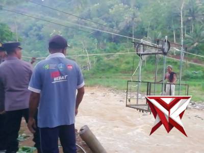 Kapolsek Melaksanakan Mitigasi dan Pengecekan Jembatan Darurat di wilayah Desa Gedangan Kec.Ngrayun. - PoliceTube