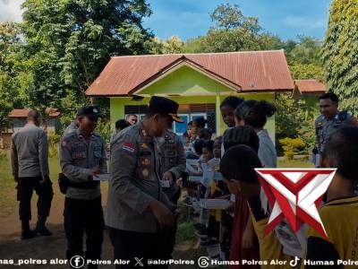 Ikut Empati atas Kejadian Siswa SD di NTT, Kapolres Alor Bagikan Alat Tulis dan Perlengkapan Sekolah - PoliceTube