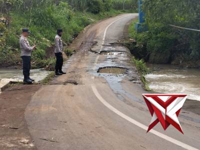 PATROLI DESA DAN PENGECEKAN JALAN BERLUBANG RAWAN DI LEWATI WARGA SAAT MELINTASI SUNGAI - PoliceTube