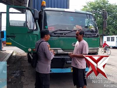 Giat penyekatan pembatasan jam operasional truk di Wilayah Pelabuhan Gresik - PoliceTube