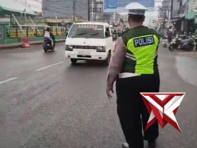 Satuan Lalu Lintas Satlantas Polsek Banjaran melaksanakan kegiatan pengaturan arus lalu lintas - PoliceTube