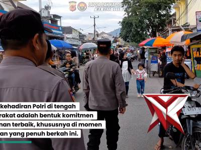 Patroli Jalan Kaki Sasar Pedagang Takjil dan UMKM, Polsek Rancaekek Hadirkan Rasa Aman Jelang Berbuk - PoliceTube