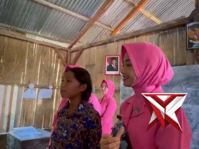 Polres manggarai timur membagikan alat tulis sekolah untuk anak-anak sekolah yang tertinggal - PoliceTube