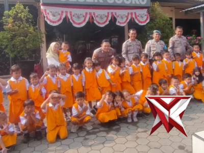 Polsek Sooko Terima Kunjungan Edukatif Anak TK, Tanamkan Cinta Polisi Sejak Dini - PoliceTube