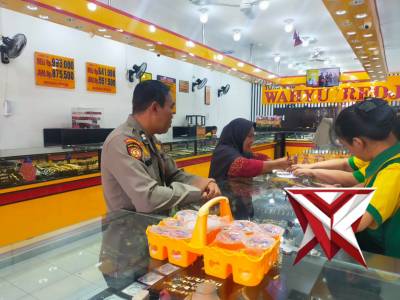 Patroli Harkamtibmas Polsek Gedangan Sambangi Pertokoan Emas - PoliceTube