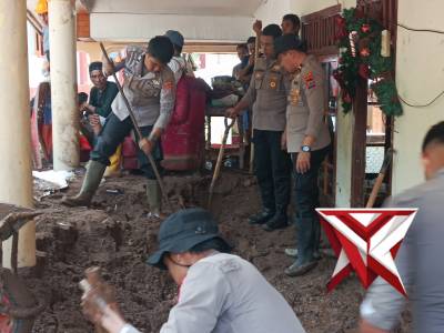 Personel Polres Kepulauan Sitaro Bantu Bersihkan Rumah Warga Pasca Banjir Bandang