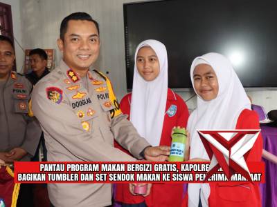 Pantau Program Makan Bergizi Gratis, Kapolres Maros Bagikan Tumbler Dan Set Sendok Makan Ke Siswa Pe