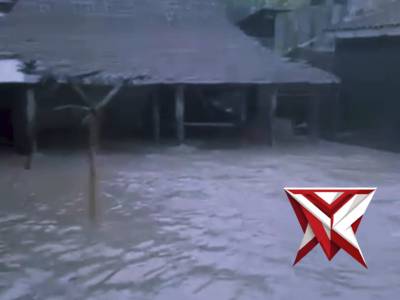 POLRES NGAWI MELAKSAKAN KERJA BAKTI DI RUMAH KORBAN PASCA BANJIR DI DS. SIRIGAN KEC. PARON - PoliceTube