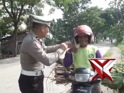 Satlantas Polres Kediri mengingatkan pengendara  untuk selalu mengunakan helm yg sesuai dengan SNI